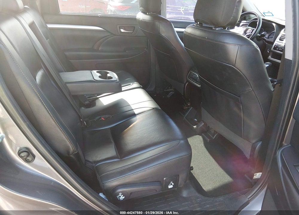 2019 TOYOTA HIGHLANDER XLE VIN: 5TDJZRFH5KS584942