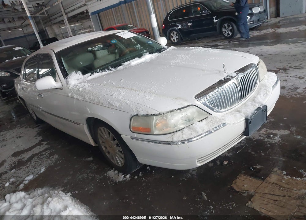 2003 LINCOLN TOWN CAR SIGNATURE VIN: 1LNHM82W83Y625335