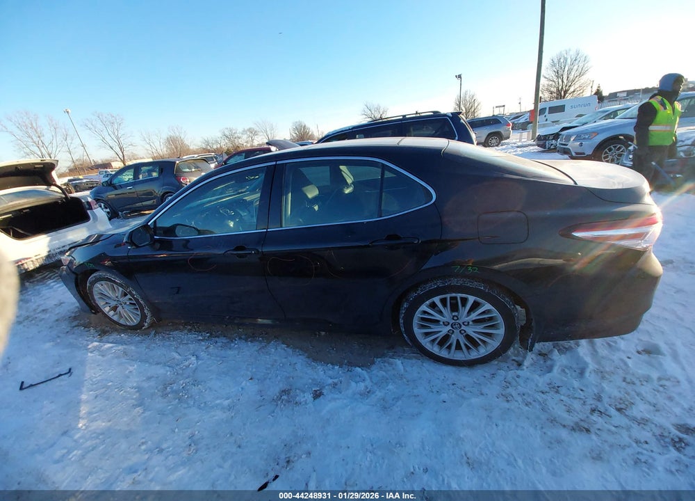 2018 TOYOTA CAMRY XLE VIN: 4T1B11HK2JU105937
