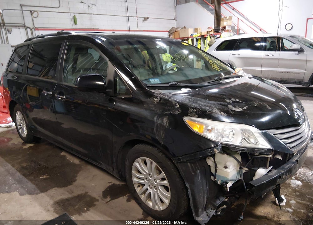 2013 TOYOTA SIENNA XLE V6 8 PASSENGER VIN: 5TDYK3DC0DS334342