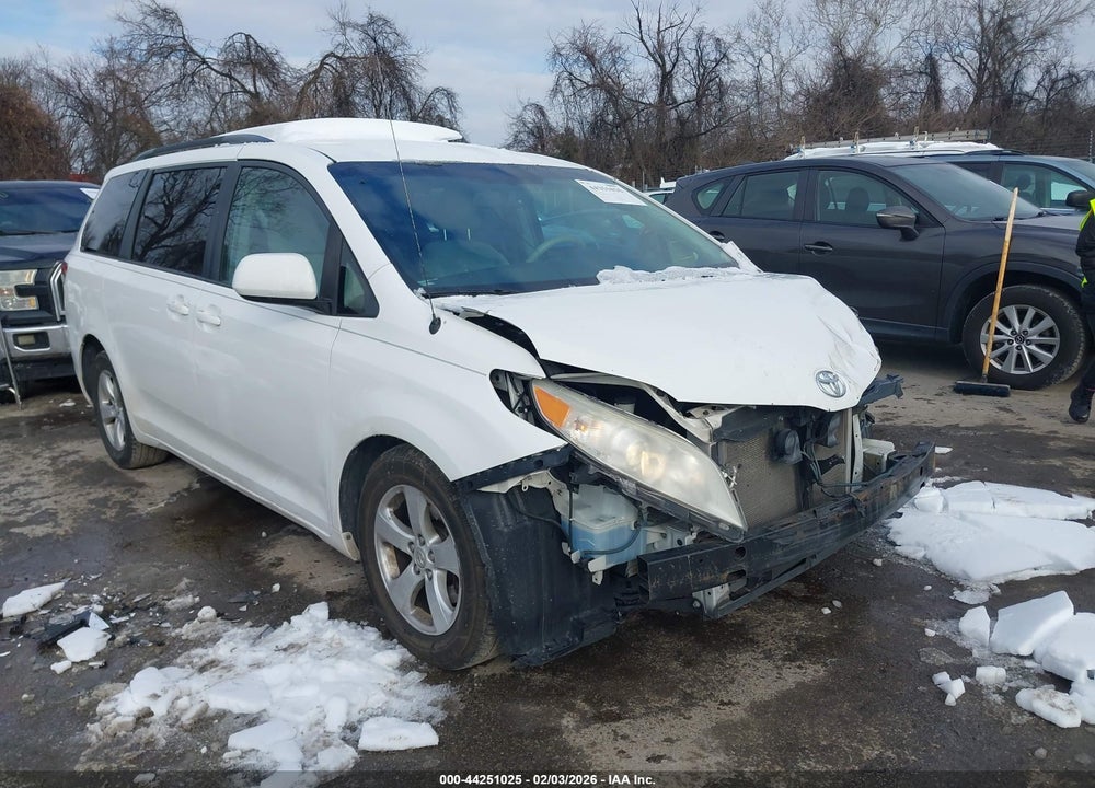 2014 TOYOTA SIENNA LE V6 8 PASSENGER VIN: 5TDKK3DC8ES495898
