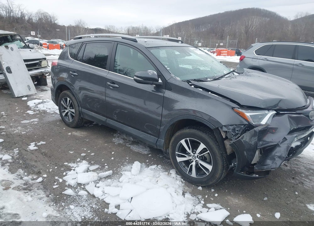 2018 TOYOTA RAV4 XLE VIN: 2T3WFREV0JW495735