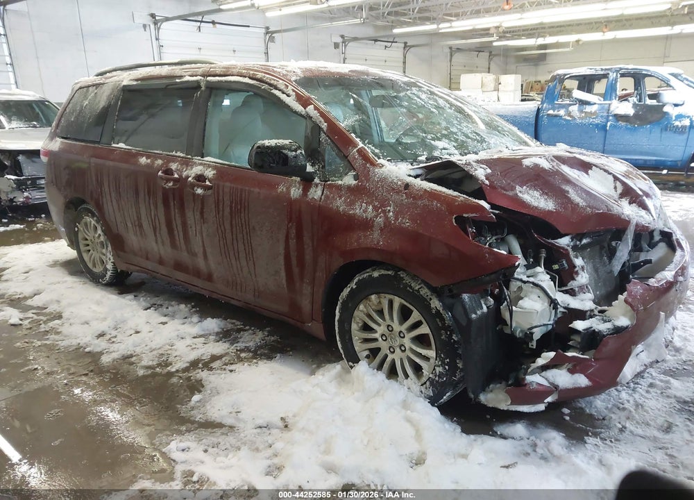 2013 TOYOTA SIENNA XLE V6 8 PASSENGER VIN: 5TDYK3DC8DS367590