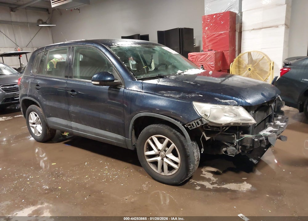 2011 VOLKSWAGEN TIGUAN S VIN: WVGAV7AX2BW521310