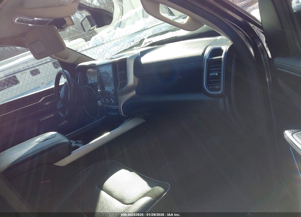 2019 RAM 1500 LAIE  4X4 5'7 BOX VIN: 1C6SRFJT7KN807543