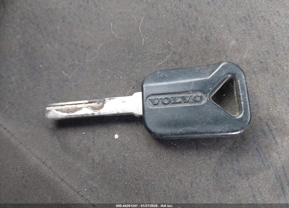 2000 VOLVO VN VIN: 4V4ND3RJXYN242465