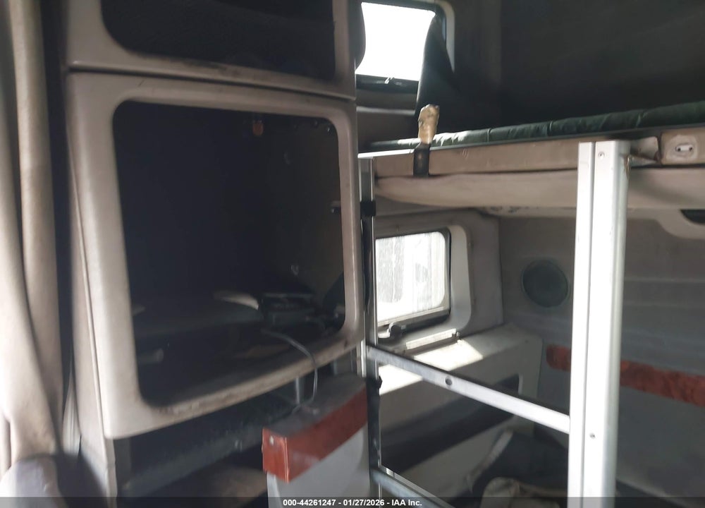 2000 VOLVO VN VIN: 4V4ND3RJXYN242465