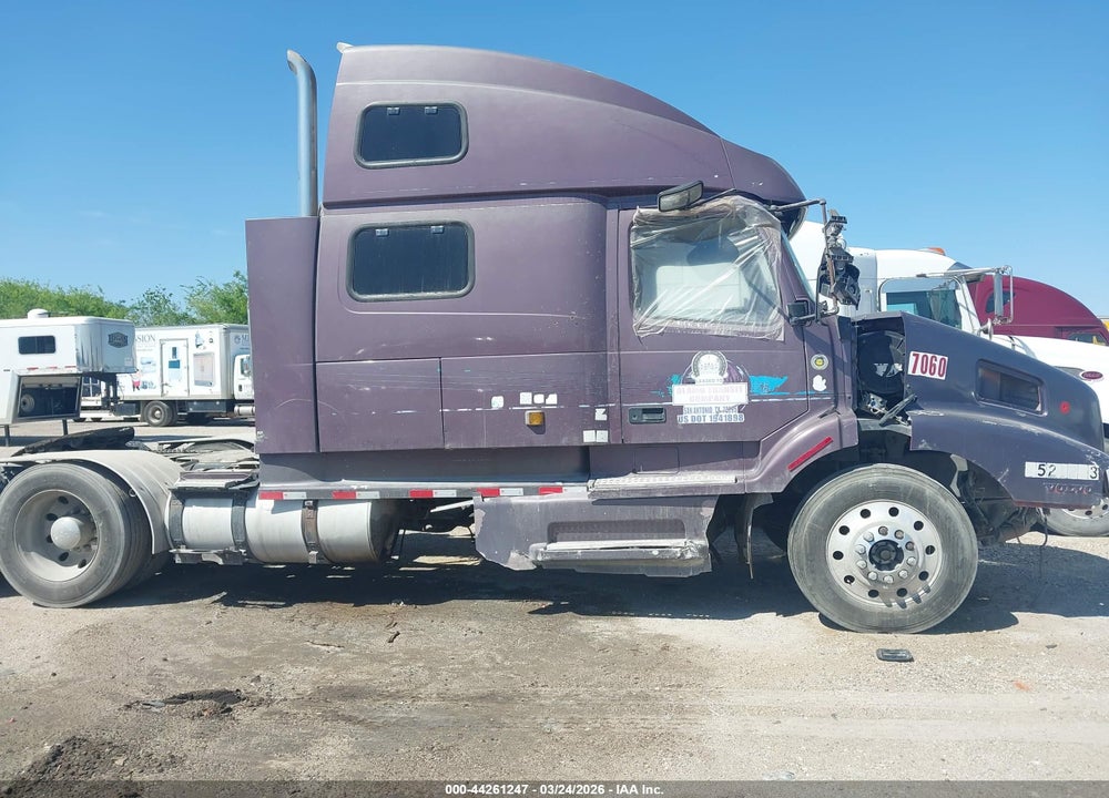 2000 VOLVO VN VIN: 4V4ND3RJXYN242465