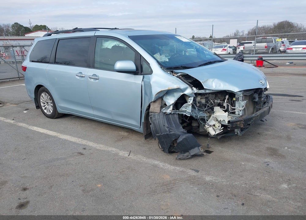 2015 TOYOTA SIENNA XLE 8 PASSENGER VIN: 5TDYK3DC8FS537661