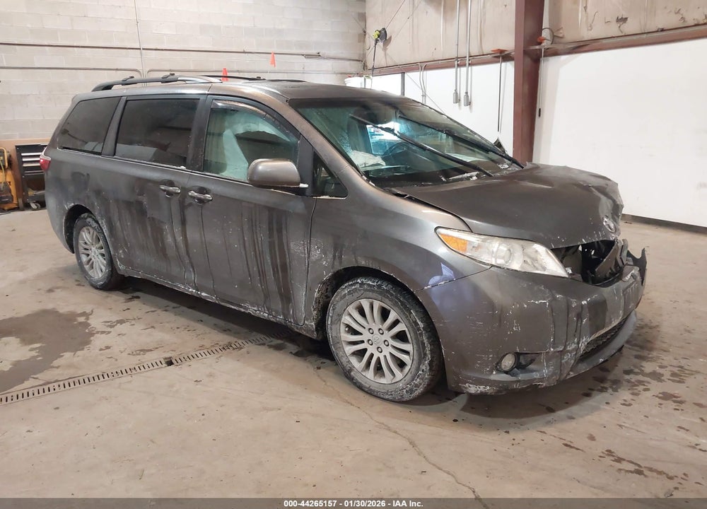 2017 TOYOTA SIENNA XLE PREMIUM 8 PASSENGER VIN: 5TDYZ3DC4HS826387