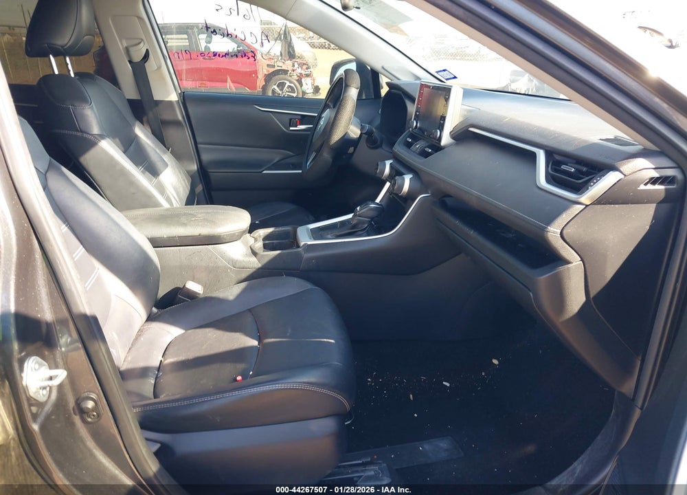 2019 TOYOTA RAV4 XLE PREMIUM VIN: JTMC1RFV0KD029575