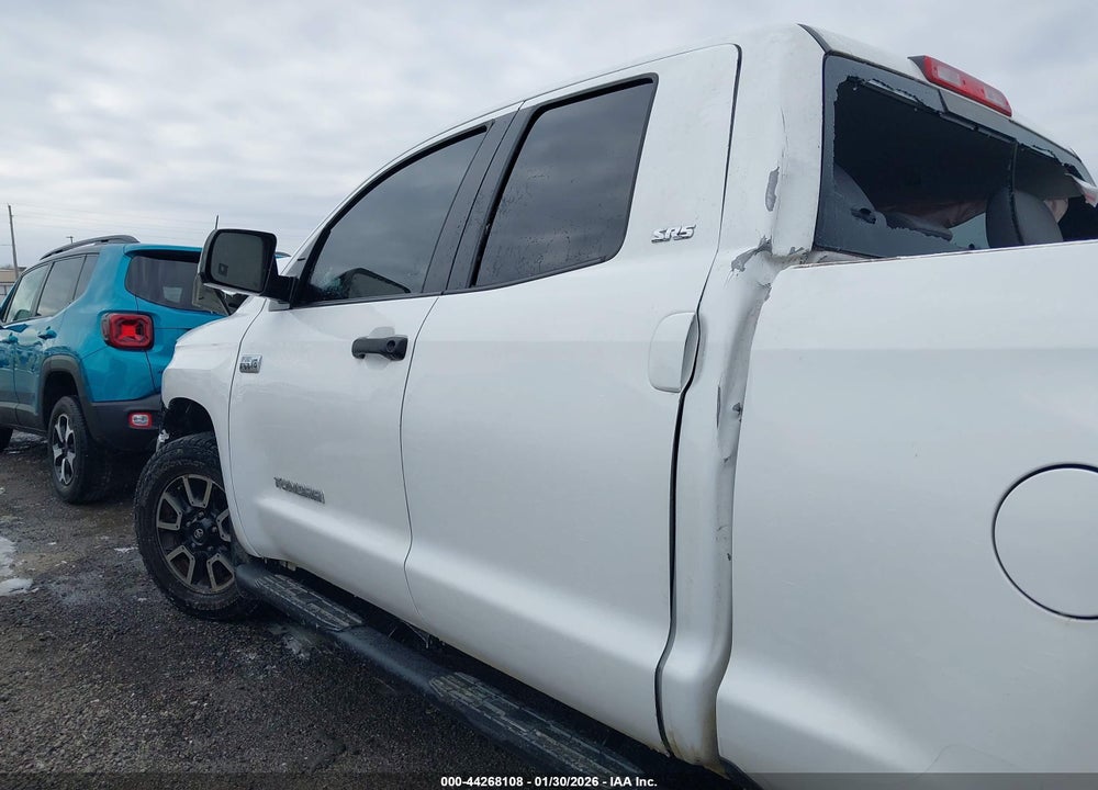 2016 TOYOTA TUNDRA SR5 5.7L V8 VIN: 5TFUY5F15GX561674