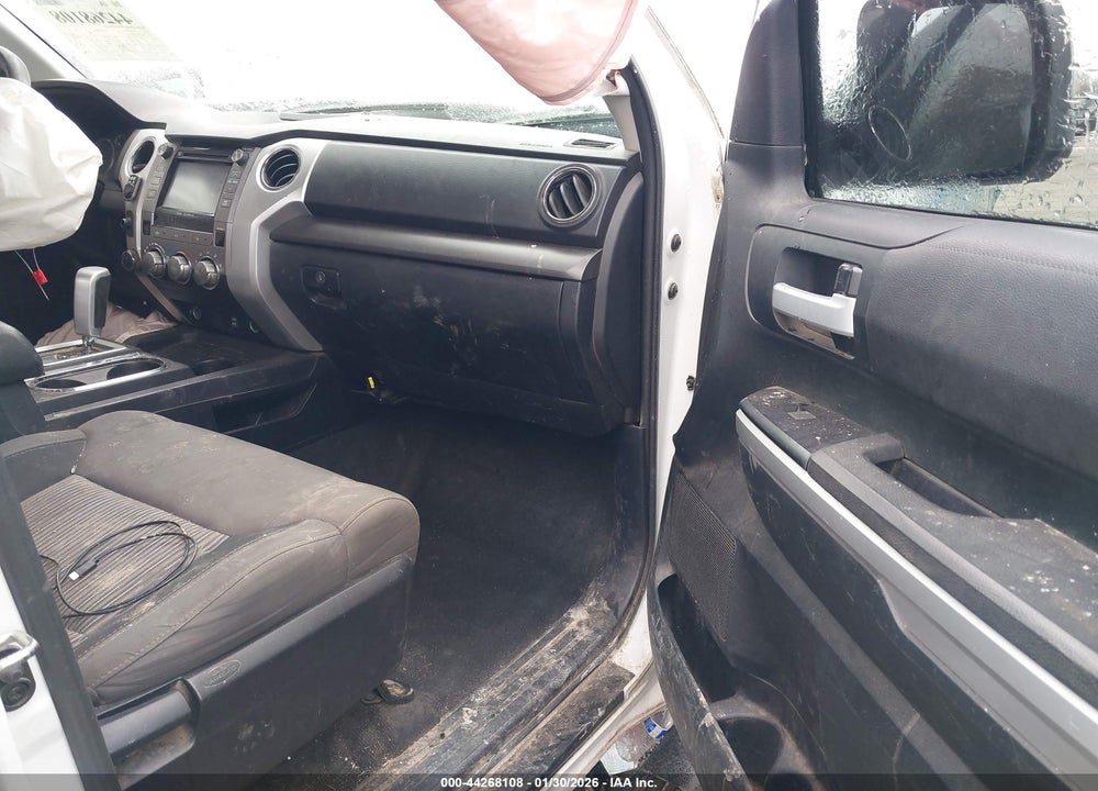 2016 TOYOTA TUNDRA SR5 5.7L V8 VIN: 5TFUY5F15GX561674