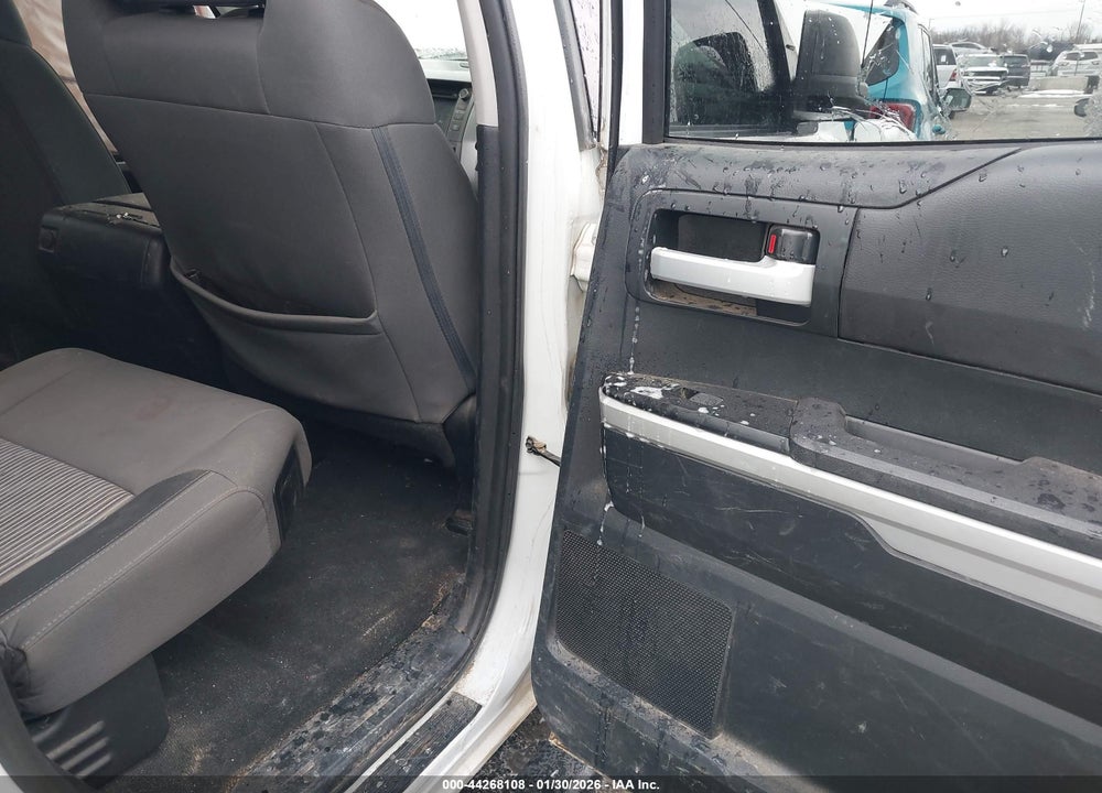 2016 TOYOTA TUNDRA SR5 5.7L V8 VIN: 5TFUY5F15GX561674