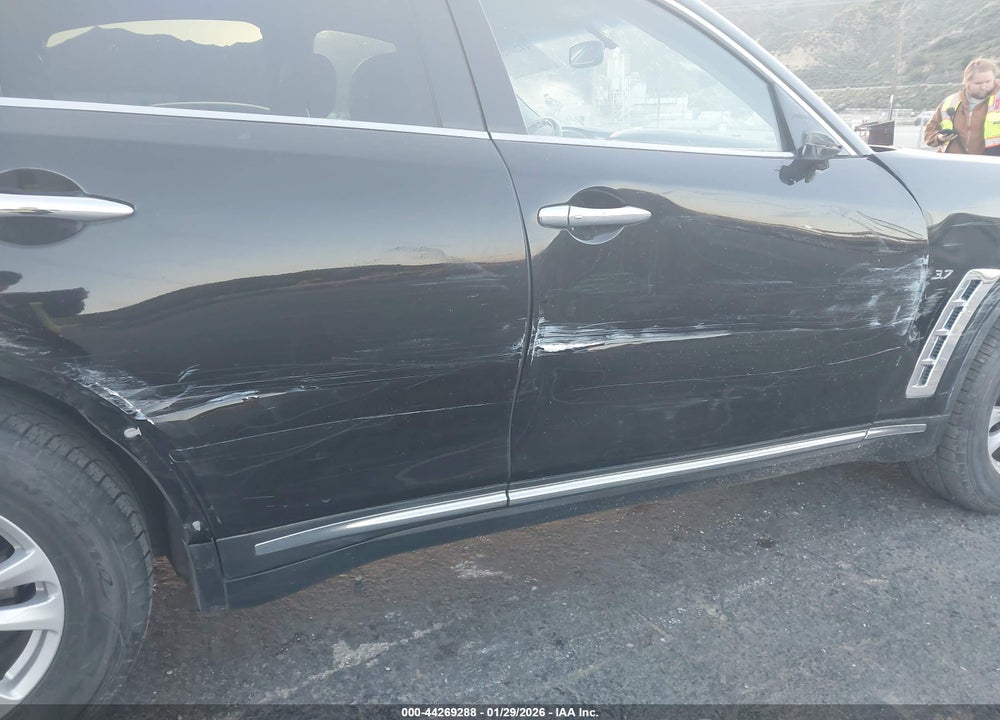 2016 INFINITI QX70 VIN: JN8CS1MU4GM670250