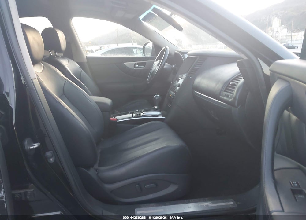 2016 INFINITI QX70 VIN: JN8CS1MU4GM670250