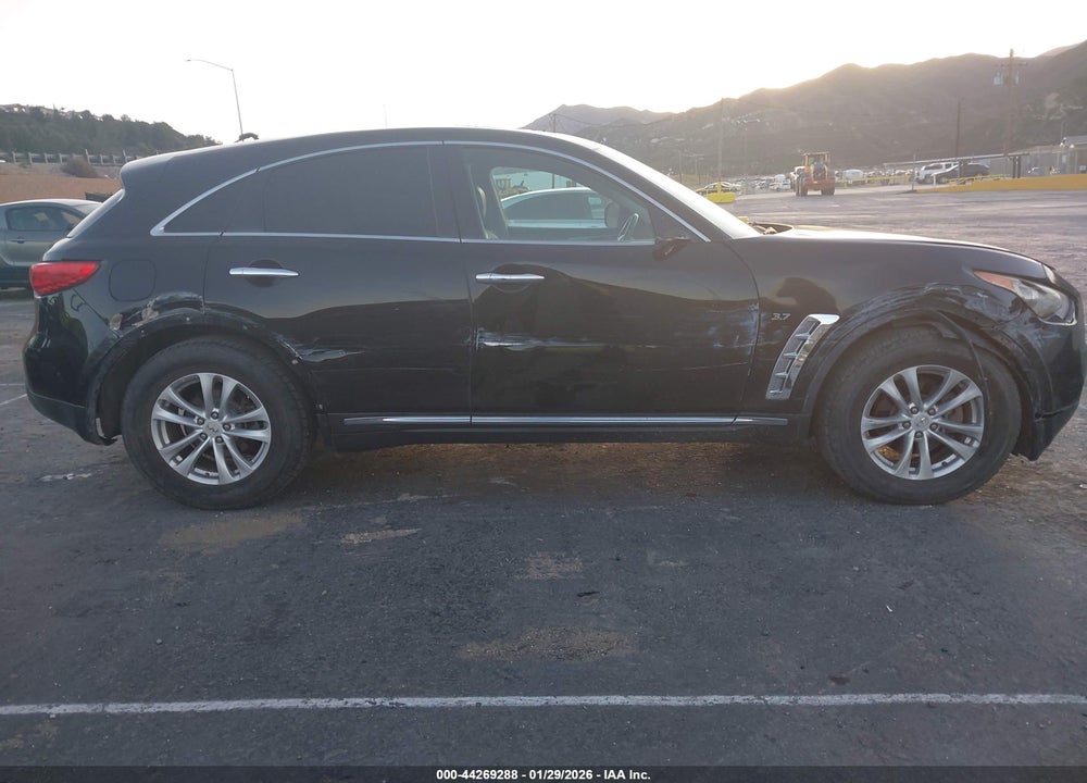 2016 INFINITI QX70 VIN: JN8CS1MU4GM670250