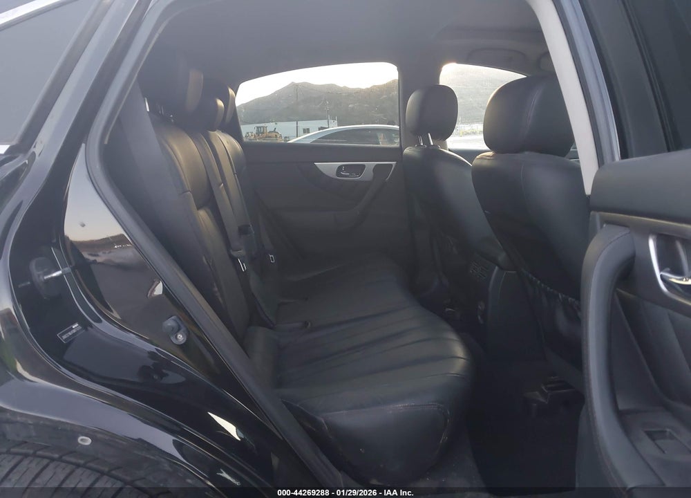 2016 INFINITI QX70 VIN: JN8CS1MU4GM670250