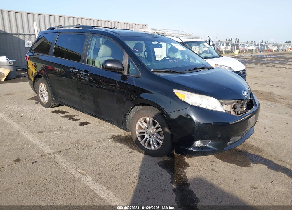 2015 TOYOTA SIENNA XLE 8 PASSENGER VIN: 5TDYK3DCXFS670423