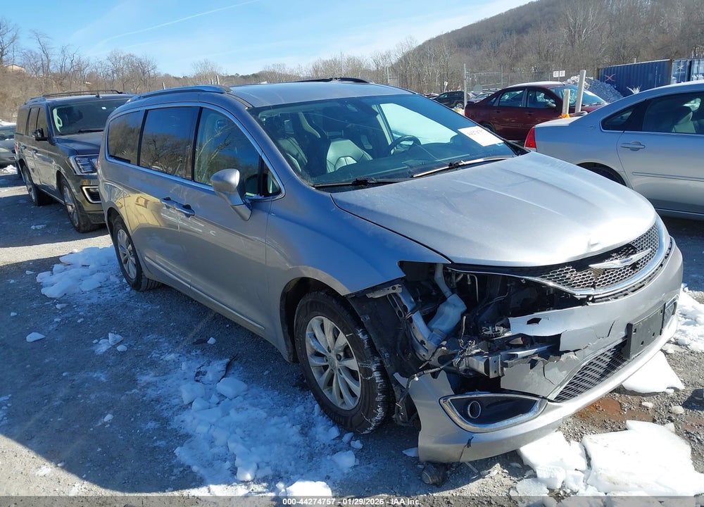 2019 CHRYSLER PACIFICA TOURING L VIN: 2C4RC1BG2KR608979