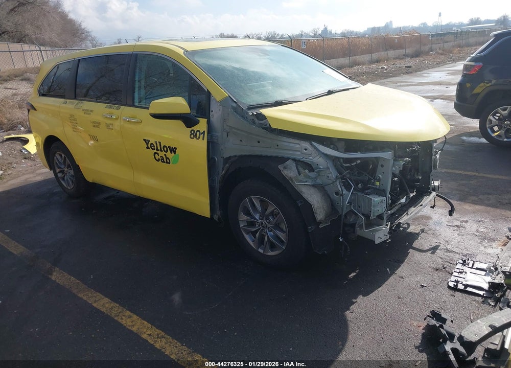 2022 TOYOTA SIENNA XLE VIN: 5TDYRKEC3NS108575