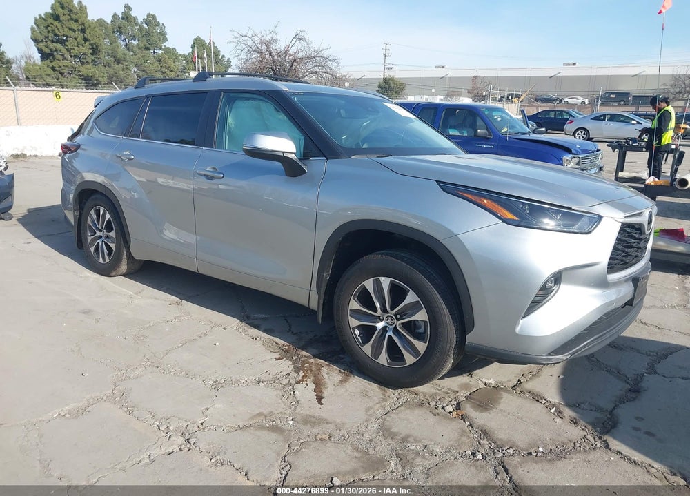 2024 TOYOTA HIGHLANDER XLE VIN: 5TDKDRBH5RS570851