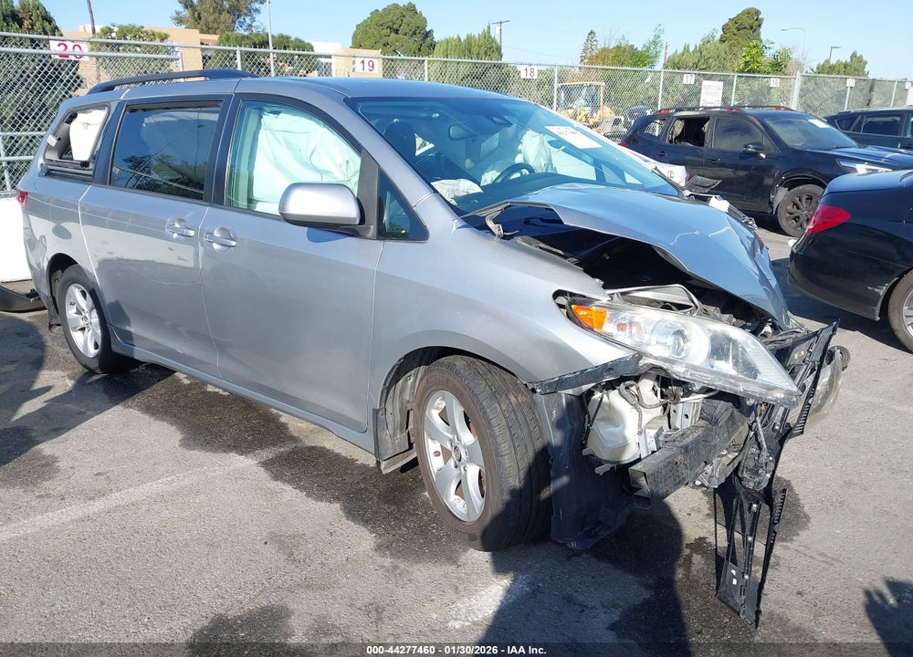 2018 TOYOTA SIENNA LE 8 PASSENGER VIN: 5TDKZ3DC5JS928180