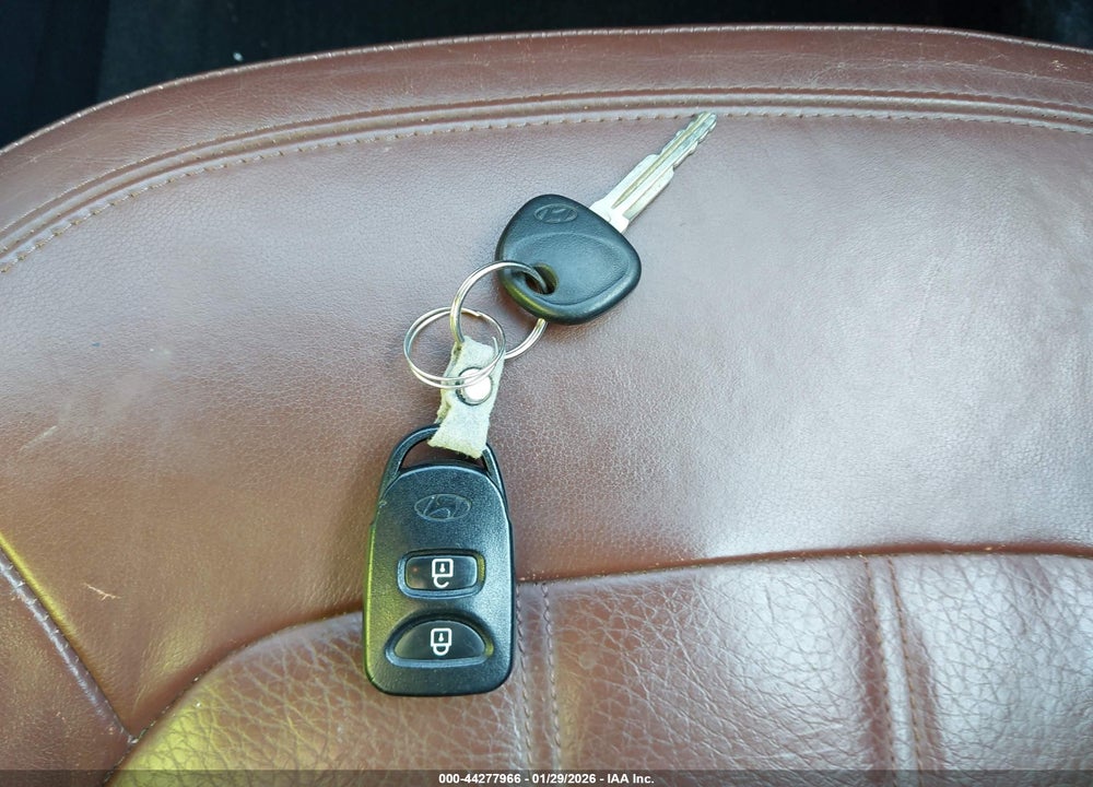 2010 HYUNDAI TUCSON LIMITED VIN: KM8JU3AC8AU083573