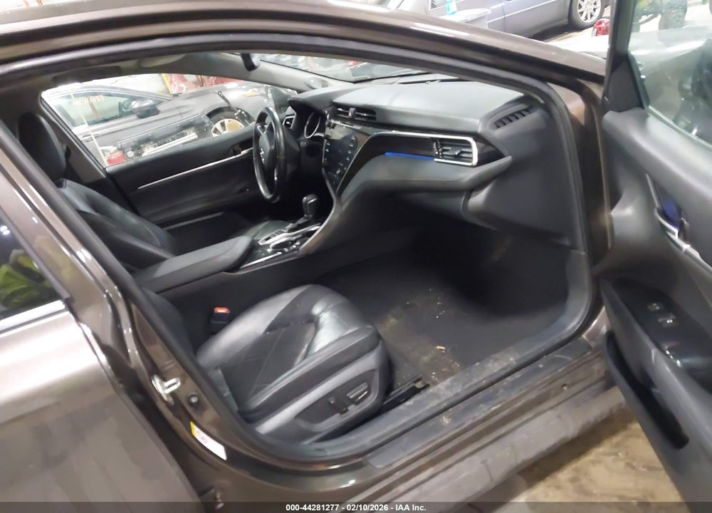 2018 TOYOTA CAMRY XLE VIN: 4T1B11HK7JU040499