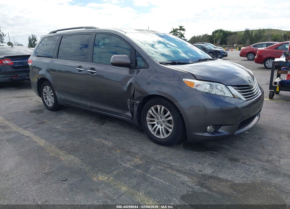 2013 TOYOTA SIENNA XLE V6 8 PASSENGER VIN: 5TDYK3DC5DS326723
