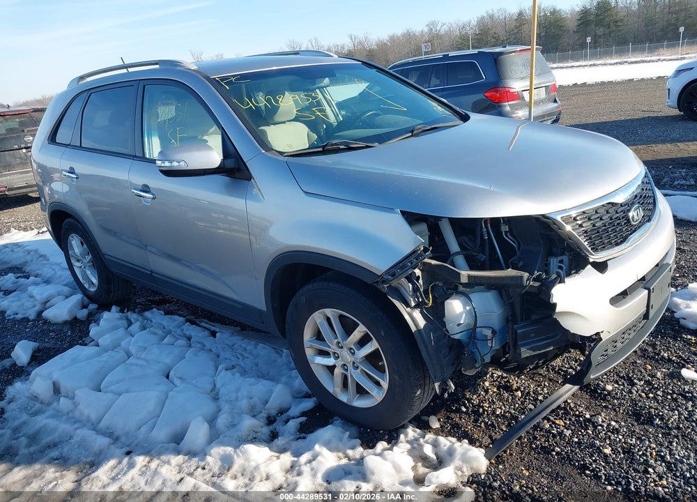 2015 KIA SORENTO LX V6 VIN: 5XYKT4A75FG640985
