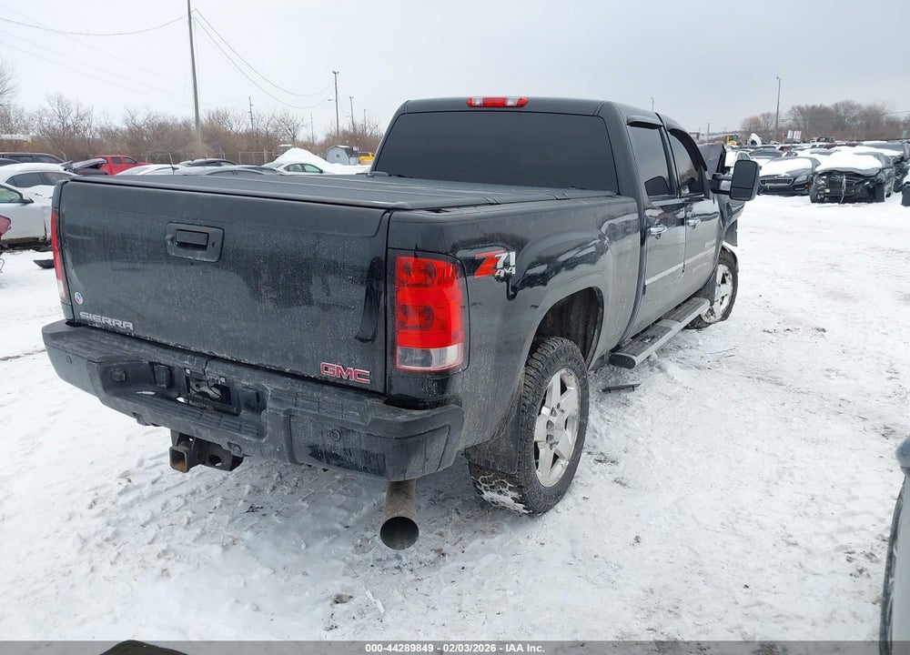 2014 GMC SIERRA 2500HD DENALI VIN: 1GT125E83EF117490
