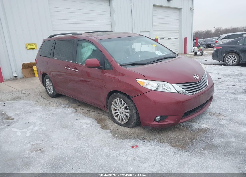 2015 TOYOTA SIENNA XLE 8 PASSENGER VIN: 5TDYK3DC6FS558881