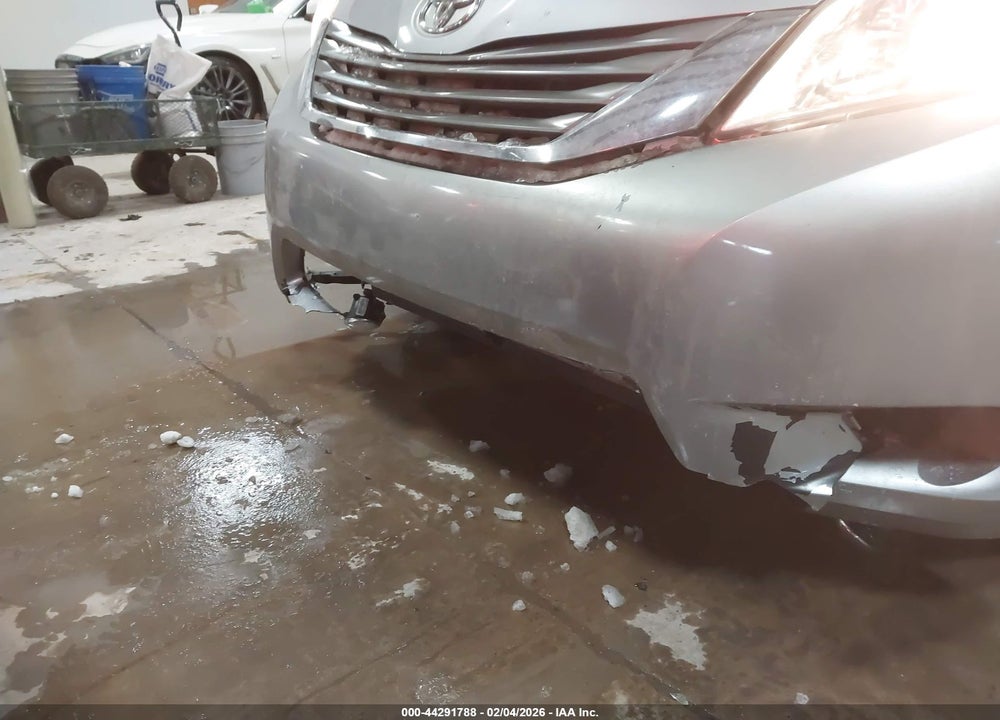 2014 TOYOTA SIENNA XLE V6 8 PASSENGER VIN: 5TDYK3DC2ES410712