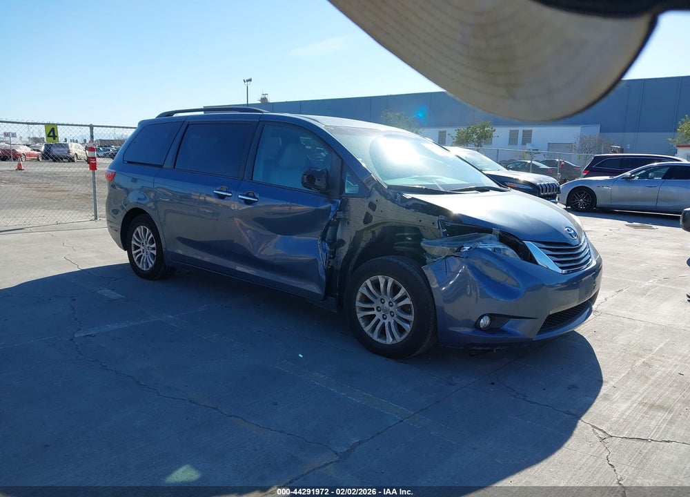 2015 TOYOTA SIENNA XLE 8 PASSENGER VIN: 5TDYK3DC4FS639281