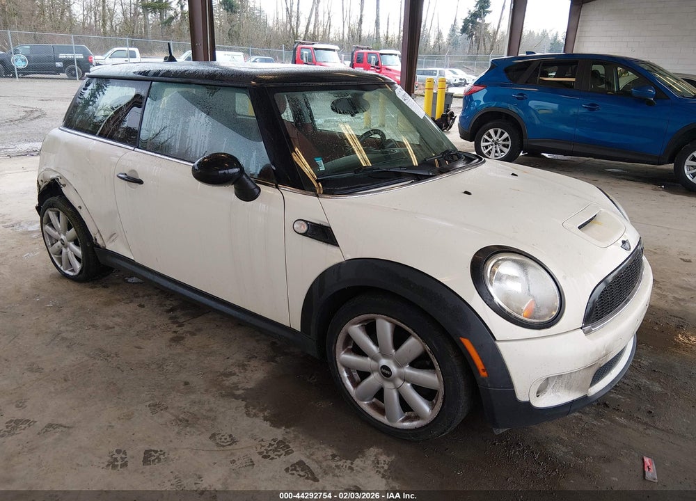 2008 MINI COOPER S VIN: WMWMF73518TV38603