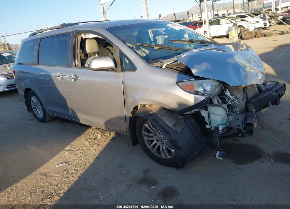 2015 TOYOTA SIENNA XLE 8 PASSENGER VIN: 5TDYK3DC0FS575952