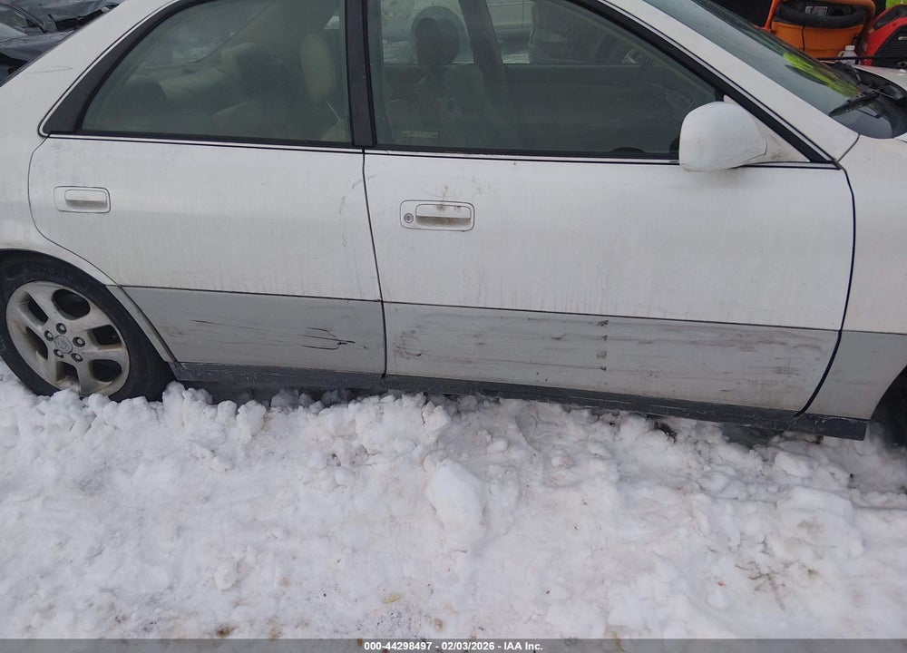 2001 LEXUS ES 300 VIN: JT8BF28GX15105068