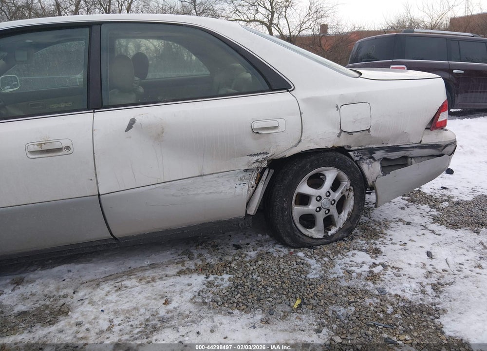2001 LEXUS ES 300 VIN: JT8BF28GX15105068