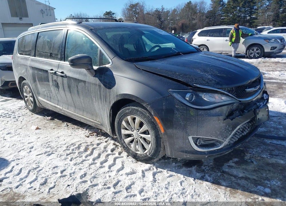 2018 CHRYSLER PACIFICA TOURING L VIN: 2C4RC1BG5JR290564