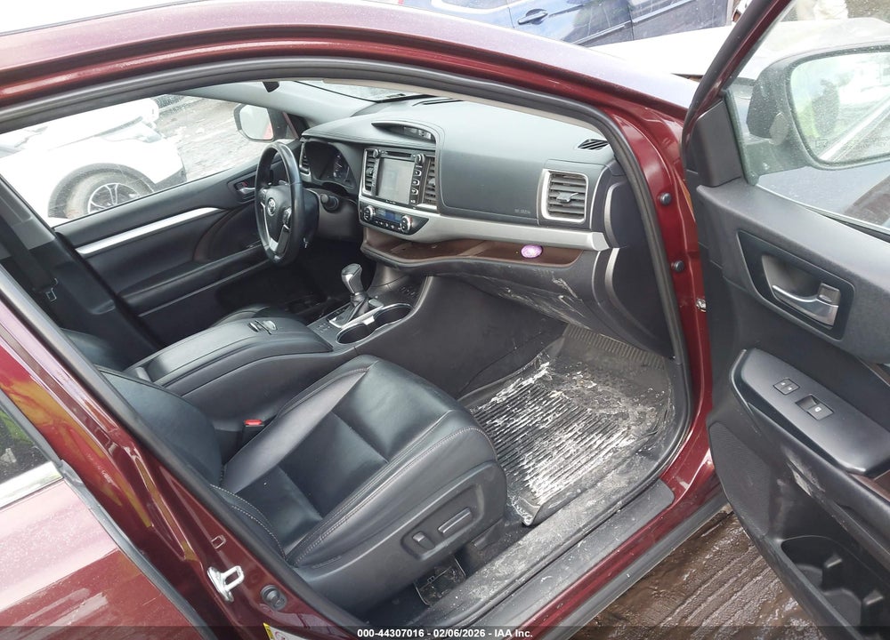 2019 TOYOTA HIGHLANDER XLE VIN: 5TDJZRFH8KS730590
