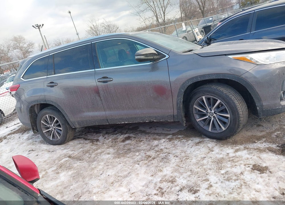 2019 TOYOTA HIGHLANDER XLE VIN: 5TDJZRFH0KS589658