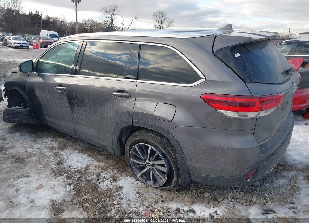 2019 TOYOTA HIGHLANDER XLE VIN: 5TDJZRFH0KS589658