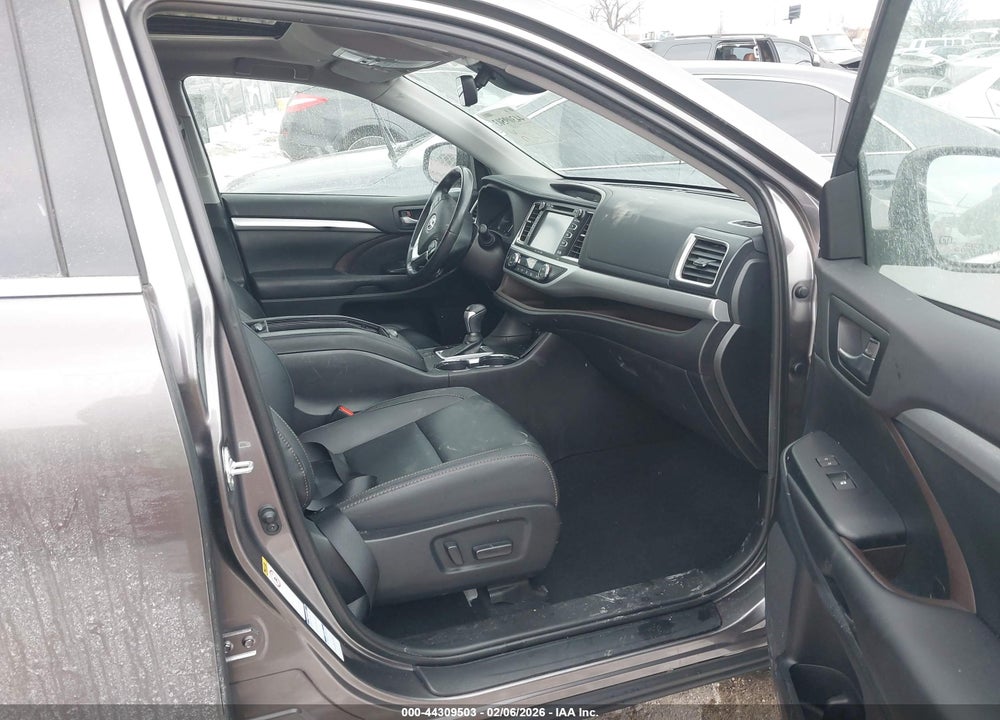 2019 TOYOTA HIGHLANDER XLE VIN: 5TDJZRFH0KS589658