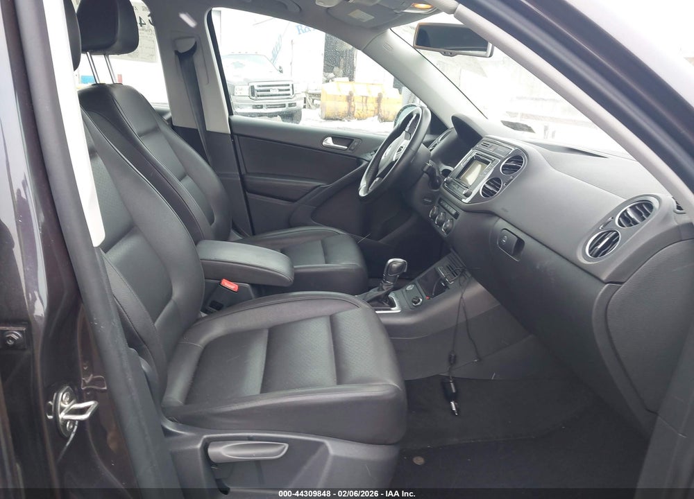 2016 VOLKSWAGEN TIGUAN S VIN: WVGBV7AX1GW593014