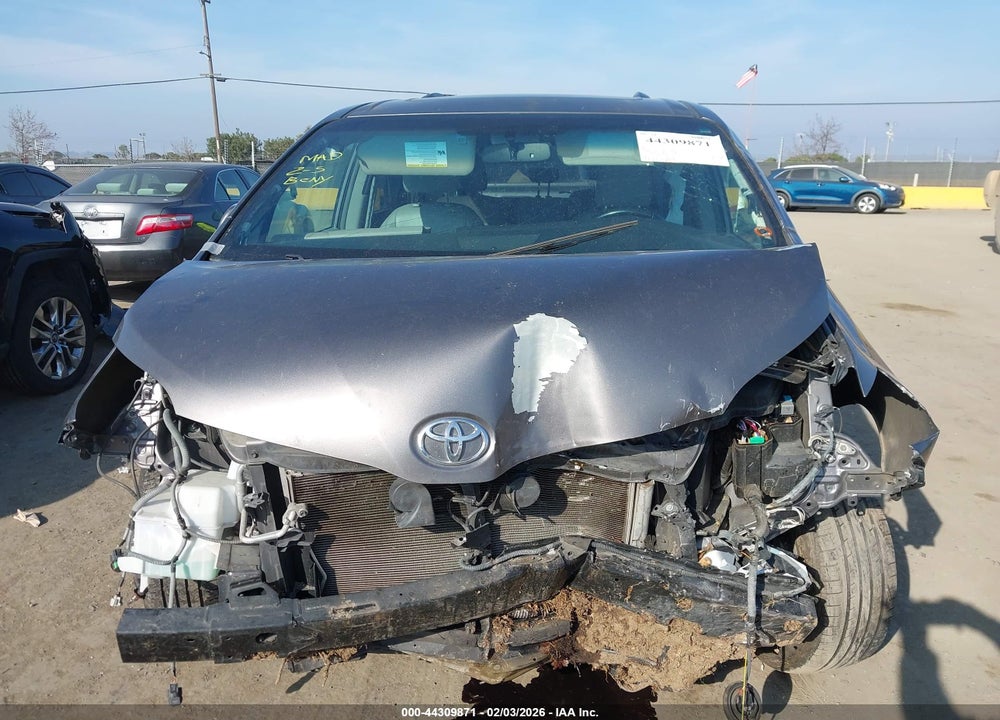2015 TOYOTA SIENNA XLE 8 PASSENGER VIN: 5TDYK3DC4FS685323