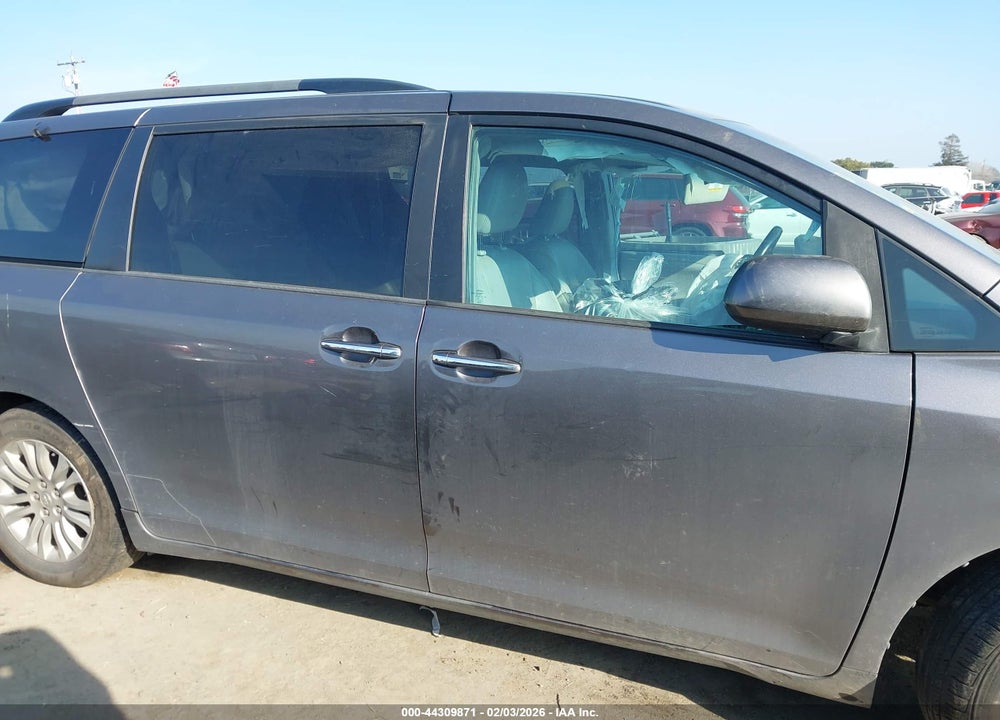 2015 TOYOTA SIENNA XLE 8 PASSENGER VIN: 5TDYK3DC4FS685323