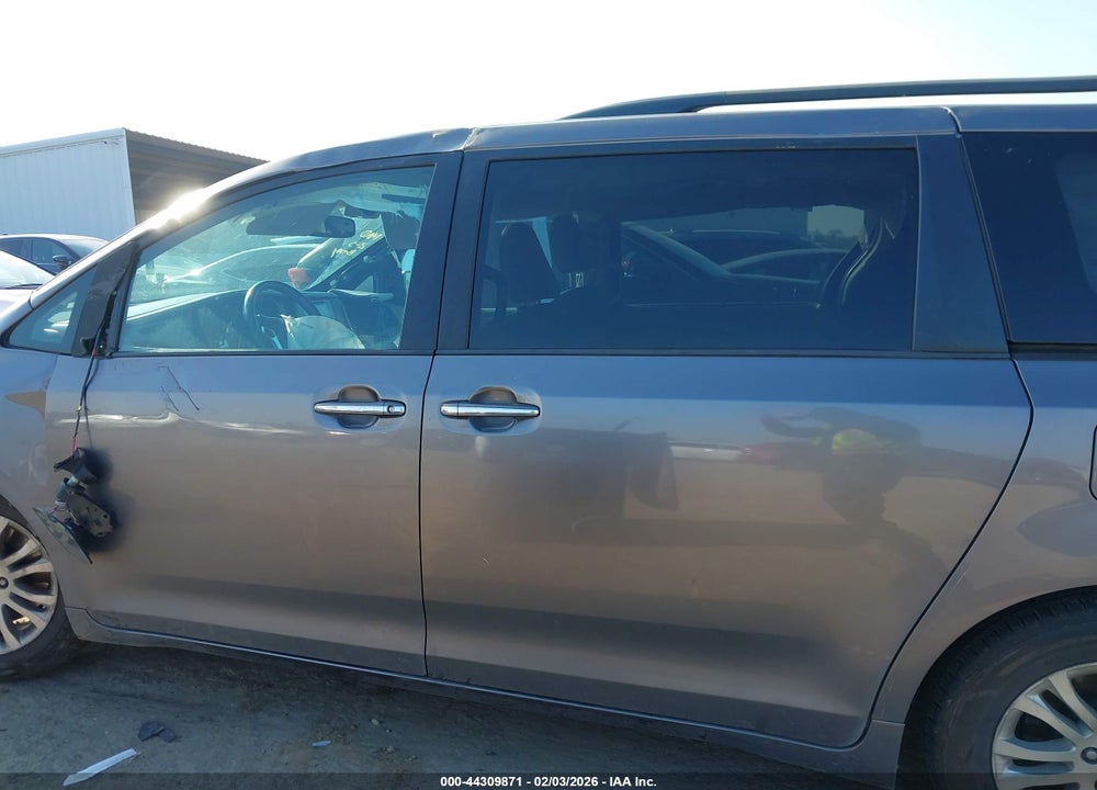 2015 TOYOTA SIENNA XLE 8 PASSENGER VIN: 5TDYK3DC4FS685323