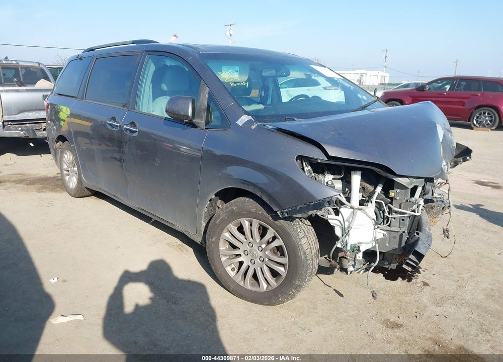 2015 TOYOTA SIENNA XLE 8 PASSENGER VIN: 5TDYK3DC4FS685323