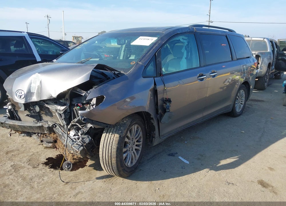 2015 TOYOTA SIENNA XLE 8 PASSENGER VIN: 5TDYK3DC4FS685323